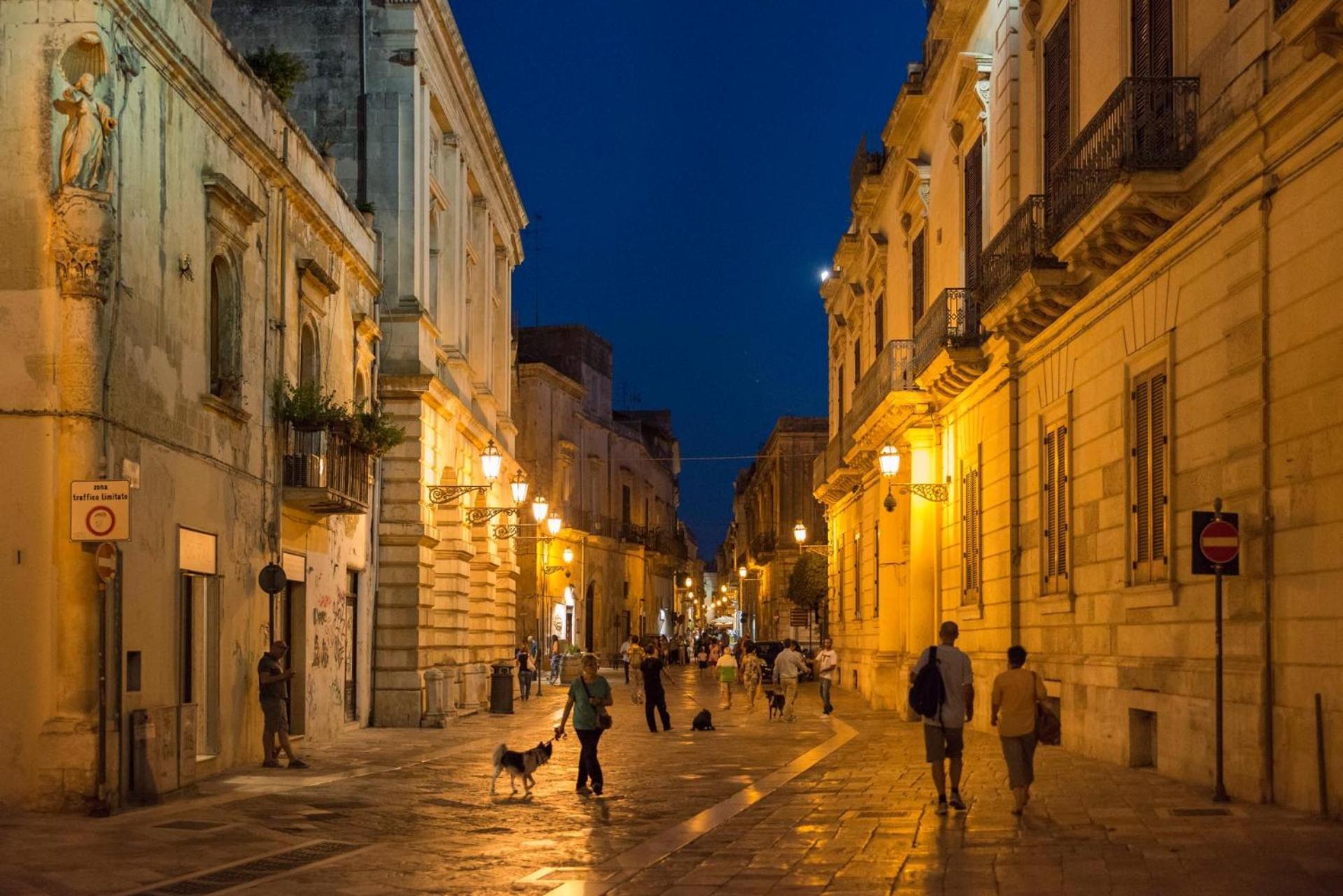 "Il Vecchio Salone" Appartamento In Pieno Centro Con Garage Privato Lecce Exteriör bild